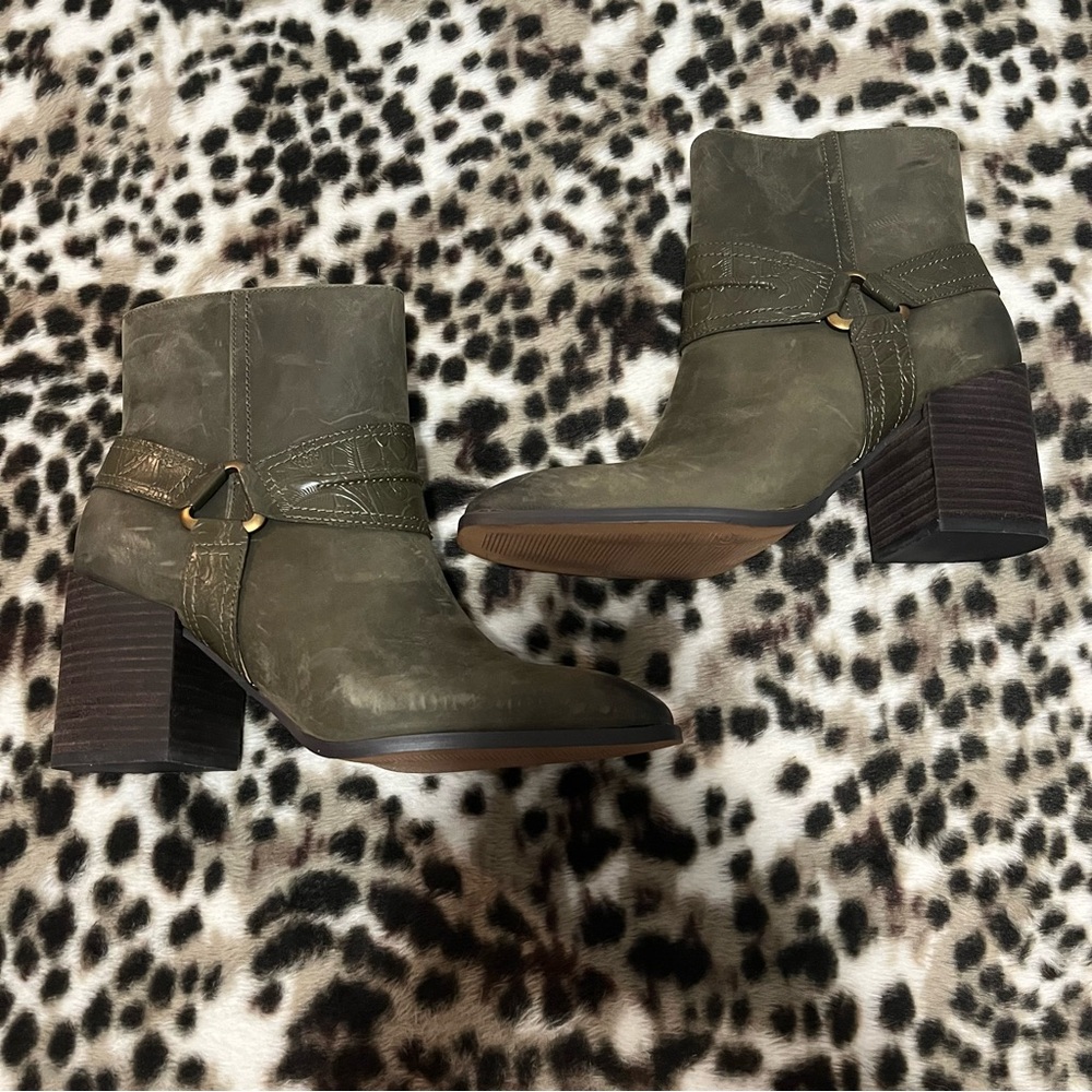 Vionic size 7.5 women’s green zip up booties - Picture 6 of 10